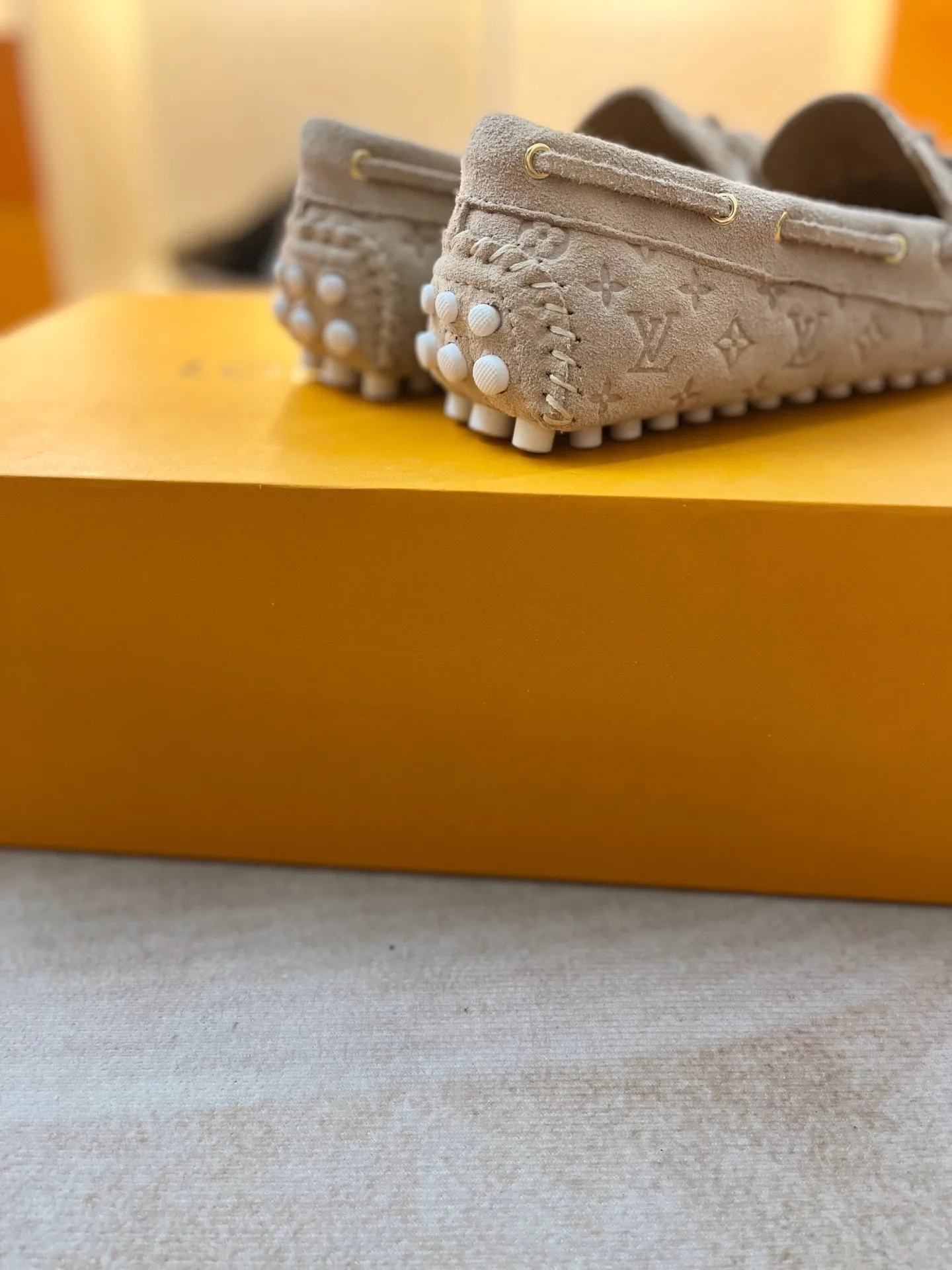 p460💰Couple model❤️🇫🇷 𝙇𝙤𝙪𝙞𝙨 𝙑𝙪𝙞𝙩𝙩𝙤𝙣 🇫🇷Louis Vuitton 2023 Classic𝓛𝓿 𝓣𝓻𝓪𝓲𝓷𝓮𝓻 Sports Series ➪➪➪¯ [Arizona Doudou Shoes Series] ▪️▪️▪️Arizona slip-on shoes are made of Monogram Eclipse canvas. Its hand-painted and dyed edges and hand-sewn uppers fully demonstrate Louis Vuitton's traditional shoemaking craftsmanship. This slip-on shoe is very lightweight. The integrated tongue and upper make it particularly comfortable and flexible. The soft outsole is equipped with rubber padding. Decorated with matching sash. Detailed features: ☑️Monogram Eclipse canvas ☑️Black Eclipse pattern ☑️Hand-painted shoe edges ☑️Hand-sewn uppers (each pair takes time to process) ☑️Integrated tongue and upper construction ☑️Outsole equipped with rubber lining ☑️size: 35_46